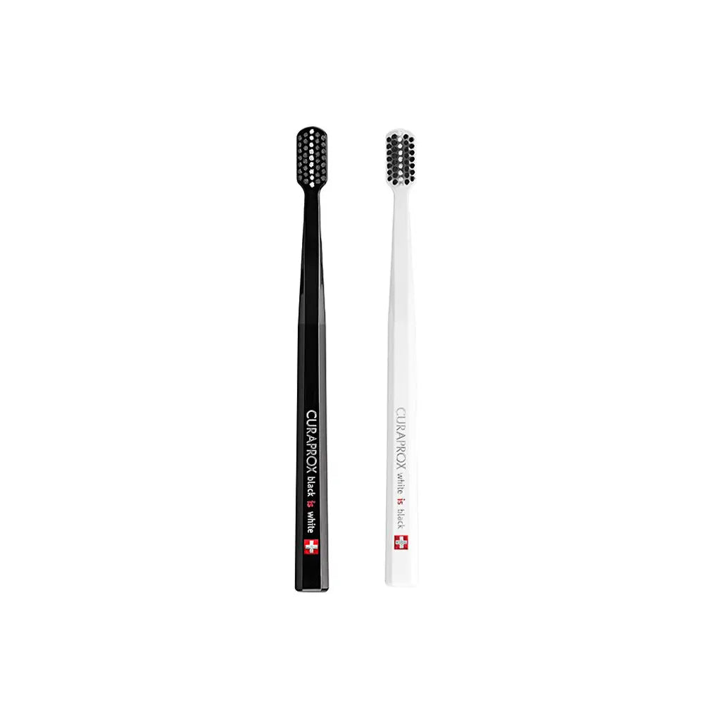 CURAPROX Kit Escova de Dentes Black is White